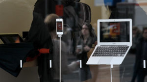 Dacă îți încarci telefonul la USB-ul laptopului, devii vulnerabil la atacuri