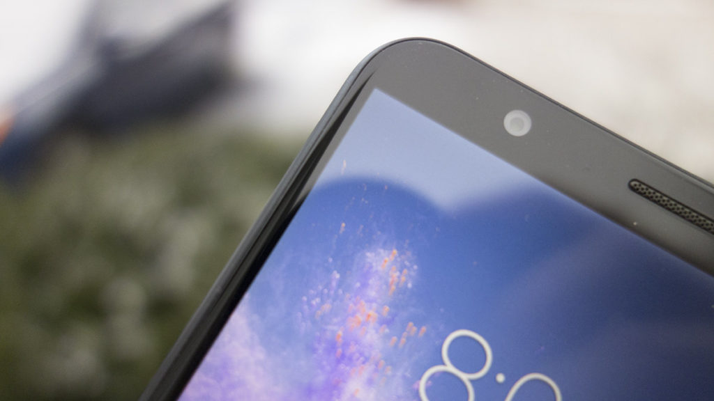 De ce războiul ecranelor fără margini a ajuns prea departe