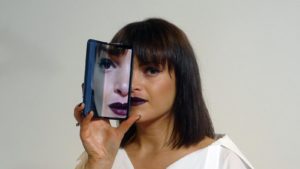 Samsung relansează primul telefon pliabil al lumii