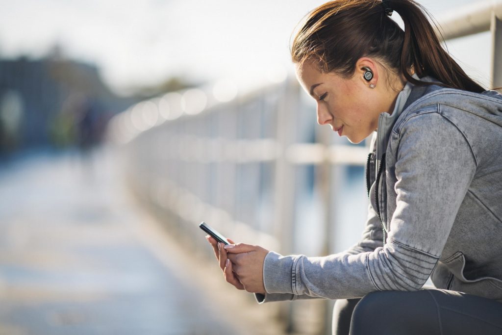 Noua gamă de căști Philips Sports, create special pentru sportivii care se antrenează acasă sau în aer liber