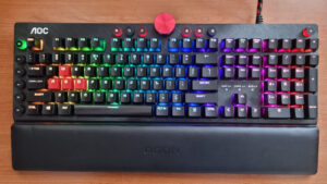 Tastatura AOC AGON AGK700: mix de senzații și plus de realism pentru jocul tău