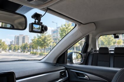 Cameră auto montată lângă oglinda retrovizoare și cameră spate într-un autoturism